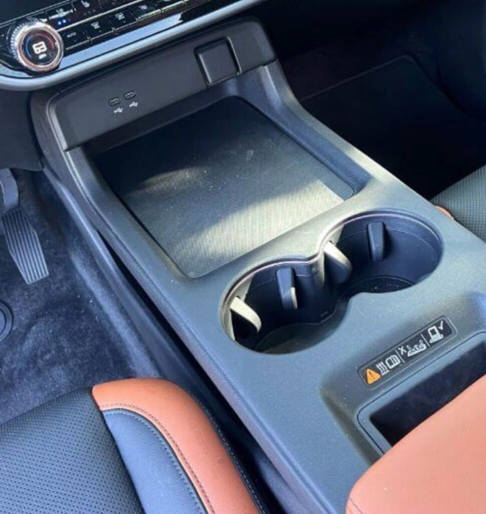 Centre console and USB ports inside the 2024 Honda Prologue
